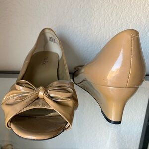 ME TOO Barron Beige Patent Leather Peep Toe Wedge Pump Bow Tie Detail Nude Sweet